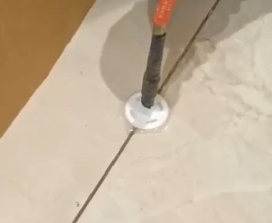 冷水江瓷砖空鼓维修公司专业解答瓷砖在铺贴过程中，如果没有涂抹均匀到位的粘结材料（如水泥砂浆或瓷砖胶），可能会导致以下问题