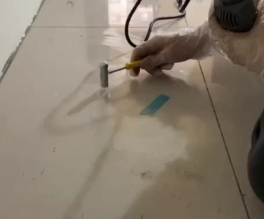 冷水江瓷砖开裂维修公司专业分享瓷砖在铺贴前如果没有沥干水分，将会导致以下问题